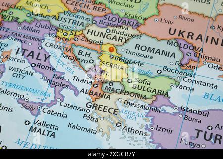 Ravvicinati a una città di Skopje con un ago d'arancia nella mappa politica del paese della Macedonia del Nord Foto Stock