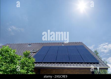Pannelli solari sul tetto sotto il sole brillante Foto Stock