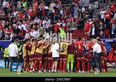 Dusseldorf, Germania. 6 luglio 2024. Murat Yakin allenatore della Svizzera incoraggia i suoi giocatori prima dei tempi supplementari nei quarti di finale dei Campionati europei UEFA alla Dusseldorf Arena di Dusseldorf. Il credito per immagini dovrebbe essere: Jonathan Moscrop/Sportimage Credit: Sportimage Ltd/Alamy Live News Foto Stock