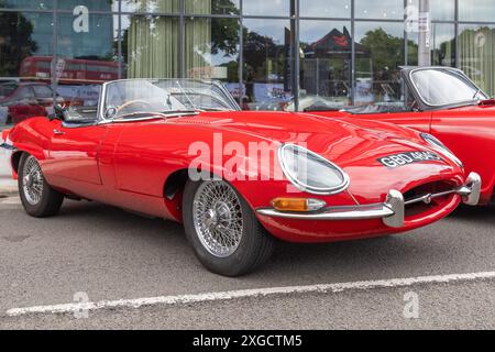 Una Jaguar e Type parcheggiata con vernice rossa. Auto sportive britanniche o concetto di industria automobilistica. Foto Stock