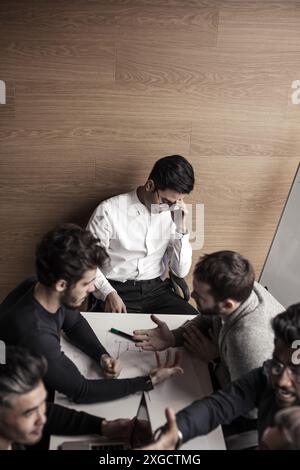Gruppo multirazziale di ingegneri, il marketing e i responsabili delle vendite di ogni giorno di lavoro in nuovi progetti di ricerca e di sviluppo di un nuovo progetto di constantl Foto Stock