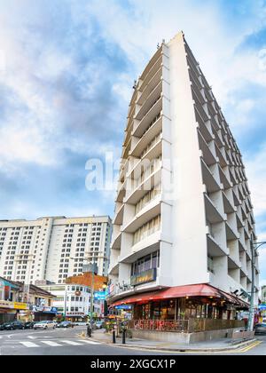 George Town, Penang, Malesia-27 aprile 2023: Intorno al tramonto nel centro della città, intorno all'hotel Kashmir, le strade e il traffico sono relativamente tranquilli. Foto Stock