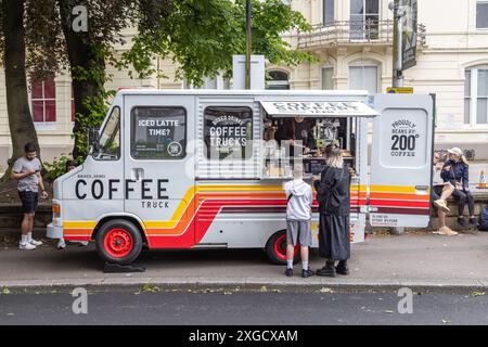 Clienti in attesa dell'ordine presso un distributore automatico di caffè mobile. Fast food, nutrizione, stile di vita o concetto di salute Foto Stock