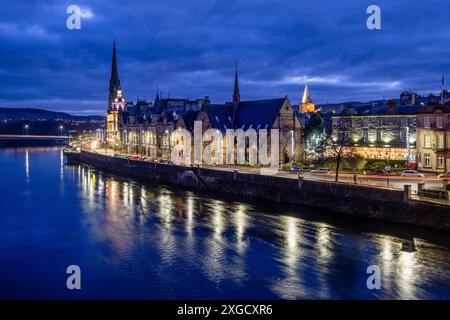 St. Matthew's Church, Smeaton's Bridge in the background, River Tay, Perth, Perth e Kinross County, Highlands, Scozia, Regno Unito. Foto Stock