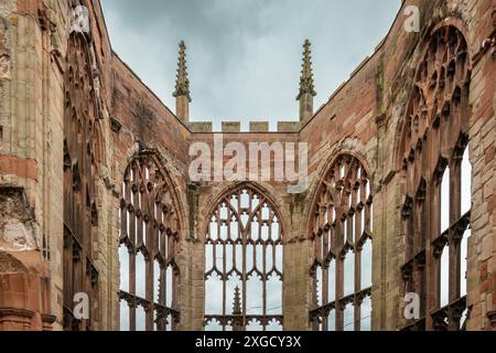 Le rovine della vecchia cattedrale di Coventry, distrutta durante la seconda guerra mondiale. Foto Stock