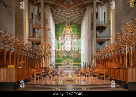 La Lady Chapel della Cattedrale di Coventry, con l'imponente arazzo di Christ in Glory, che è stato intrecciato a mano su un telaio vecchio di 500 anni. Foto Stock