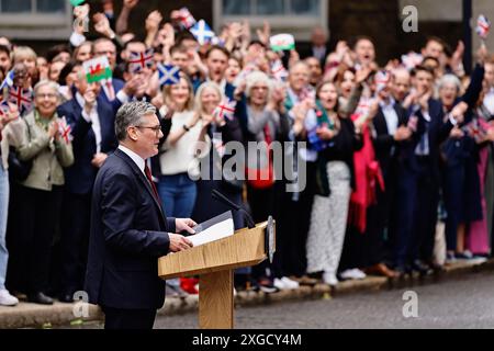 Inghilterra, Londra, Westminster, Keir Starmer entrando al 10 di Downing Street come nuovo primo ministro laburista il 5 luglio 2024. Foto Stock