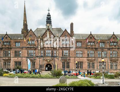 Vista frontale del municipio di Coventry e della sede del Consiglio. Auto d'epoca parcheggiate di fronte al municipio durante il Coventry Motofest. consiglio comunale di Coventry. Foto Stock