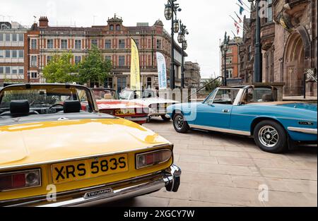Un mucchio di auto sportive britanniche classiche della Triumph Stag parcheggiate fuori dalla Council House durante il Coventry Motofest. Foto Stock