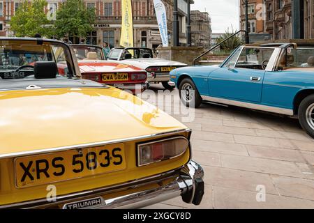 Un mucchio di auto sportive britanniche classiche della Triumph Stag parcheggiate fuori dalla Council House durante il Coventry Motofest. Foto Stock