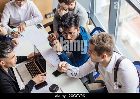 Gruppo multirazziale di ingegneri, il marketing e i responsabili delle vendite di ogni giorno di lavoro in nuovi progetti di ricerca e di sviluppo di un nuovo progetto di constantl Foto Stock