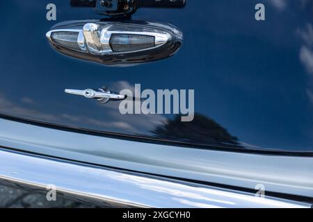 Una foto ravvicinata della maniglia posteriore e del paraurti di un'auto d'epoca, con dettagli cromati e design classico Foto Stock