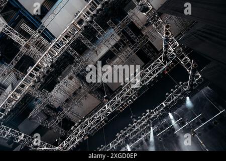 Vista generale della struttura del palco con capriate, altoparlanti e illuminazione del palcoscenico Foto Stock