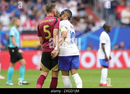 Dusseldorf, Germania. 1 luglio 2024. Firo : 01.07.2024, calcio: UEFA EURO 2024, EM, Campionato europeo 2024, turno 16, 1/8 final, M42, Match 42, fra, Francia - BEL, Belgio (RL) Kylian Mbappe di Francia e Jan Vertonghen di Belgio gesti crediti: dpa/Alamy Live News Foto Stock