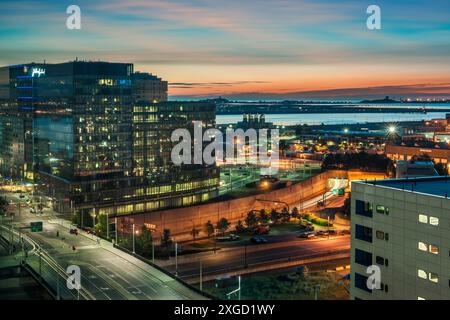 Al primo semaforo sul lungomare di South Boston, guardando verso l'aeroporto internazionale Logan. Foto Stock