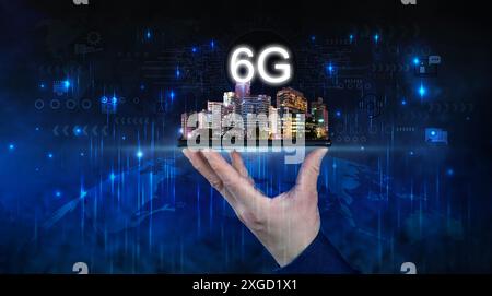 Uomo d'affari che possiede uno smartphone con punto mappa connessione di rete globale concetto 6G.tecnologie di rete e interazione sociale. Rete digitale 6G. Foto Stock