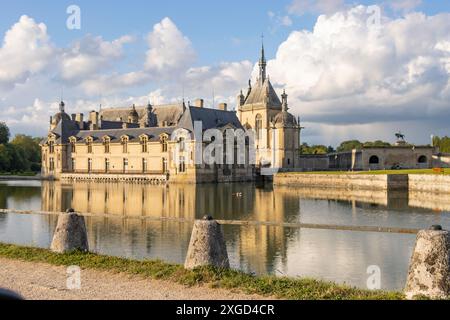 Château de Chantilly con riflessioni in Grand bassin , Moat, Chantilly , Oise, Francia Foto Stock