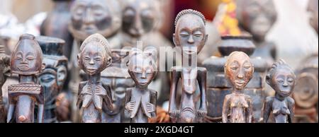 statue in legno d'epoca d'arte africana al mercato delle pulci Foto Stock