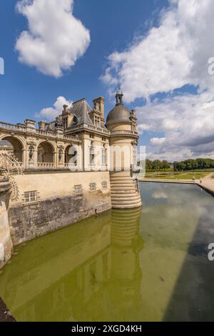 Château de Chantilly con riflessioni in Grand bassin , Moat, Chantilly , Oise, Francia Foto Stock