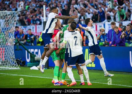 Dusseldorf, Germania. 6 luglio 2024. Il portiere dell'Düsseldorf Arena Jordan Pickford dell'Inghilterra (R) festeggia con i suoi compagni di squadra dopo aver vinto la Svizzera durante i quarti di finale di UEFA EURO 2024 tra Inghilterra e Svizzera alla Düsseldorf Arena il 6 luglio 2024 a Dusseldorf, Germania. (Foto di SPP) (Eurasia Sport Images/SPP) credito: SPP Sport Press Photo. /Alamy Live News Foto Stock