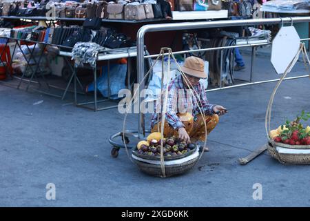 Hoi An, Vietnam 7 luglio 2024: hawker vende la frutta per strada. La città vecchia di Hoi An è un porto commerciale del sud-est asiatico che risale al XV al XIX secolo Foto Stock