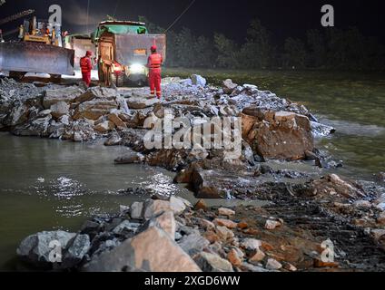 Huarong, la provincia cinese di Hunan. 8 luglio 2024. I soccorritori sigillano la breccia di diga nel lago Dongting a Yueyang, nella provincia di Hunan della Cina centrale, 8 luglio 2024. Il personale di soccorso ha sigillato con successo una breccia di 226 metri in una diga nel secondo lago d'acqua dolce più grande della Cina alle 22:31, lunedì, secondo le autorità locali. Crediti: Chen Zhenhai/Xinhua/Alamy Live News Foto Stock