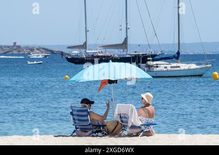 Eindrücke vom Strand im Touristenort Palmanova auf der Insel Mallorca zur Hauptsaison im Sommer 2024Mittelmeerinsel Mallorca während der Hauptsaison im Juli 2024, Palma Mallorca Spanien Playa de Palma *** impressioni della spiaggia nella località turistica di Palmanova sull'isola di Maiorca durante l'alta stagione dell'estate 2024 isola mediterranea di Maiorca durante l'alta stagione nel luglio 2024, Palma Mallorca Spagna Playa de Palma Foto Stock