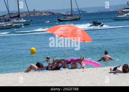 Eindrücke vom Strand im Touristenort Palmanova auf der Insel Mallorca zur Hauptsaison im Sommer 2024Mittelmeerinsel Mallorca während der Hauptsaison im Juli 2024, Palma Mallorca Spanien Playa de Palma *** impressioni della spiaggia nella località turistica di Palmanova sull'isola di Maiorca durante l'alta stagione dell'estate 2024 isola mediterranea di Maiorca durante l'alta stagione nel luglio 2024, Palma Mallorca Spagna Playa de Palma Foto Stock