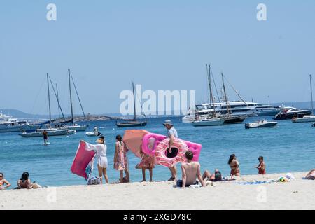 Eindrücke vom Strand im Touristenort Palmanova auf der Insel Mallorca zur Hauptsaison im Sommer 2024Mittelmeerinsel Mallorca während der Hauptsaison im Juli 2024, Palma Mallorca Spanien Playa de Palma *** impressioni della spiaggia nella località turistica di Palmanova sull'isola di Maiorca durante l'alta stagione dell'estate 2024 isola mediterranea di Maiorca durante l'alta stagione nel luglio 2024, Palma Mallorca Spagna Playa de Palma Foto Stock