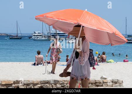 Eindrücke vom Strand im Touristenort Palmanova auf der Insel Mallorca zur Hauptsaison im Sommer 2024Mittelmeerinsel Mallorca während der Hauptsaison im Juli 2024, Palma Mallorca Spanien Playa de Palma *** impressioni della spiaggia nella località turistica di Palmanova sull'isola di Maiorca durante l'alta stagione dell'estate 2024 isola mediterranea di Maiorca durante l'alta stagione nel luglio 2024, Palma Mallorca Spagna Playa de Palma Foto Stock