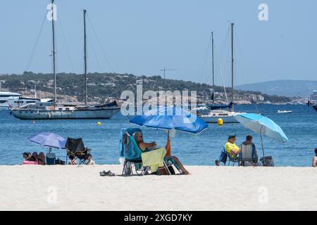 Eindrücke vom Strand im Touristenort Palmanova auf der Insel Mallorca zur Hauptsaison im Sommer 2024Mittelmeerinsel Mallorca während der Hauptsaison im Juli 2024, Palma Mallorca Spanien Playa de Palma *** impressioni della spiaggia nella località turistica di Palmanova sull'isola di Maiorca durante l'alta stagione dell'estate 2024 isola mediterranea di Maiorca durante l'alta stagione nel luglio 2024, Palma Mallorca Spagna Playa de Palma Foto Stock