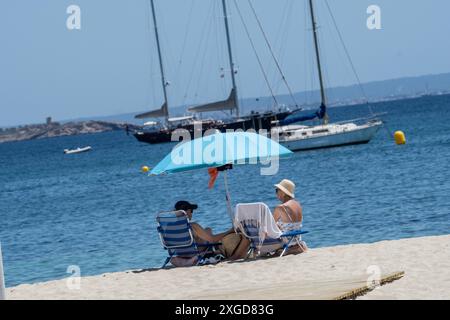 Eindrücke vom Strand im Touristenort Palmanova auf der Insel Mallorca zur Hauptsaison im Sommer 2024Mittelmeerinsel Mallorca während der Hauptsaison im Juli 2024, Palma Mallorca Spanien Playa de Palma *** impressioni della spiaggia nella località turistica di Palmanova sull'isola di Maiorca durante l'alta stagione dell'estate 2024 isola mediterranea di Maiorca durante l'alta stagione nel luglio 2024, Palma Mallorca Spagna Playa de Palma Foto Stock