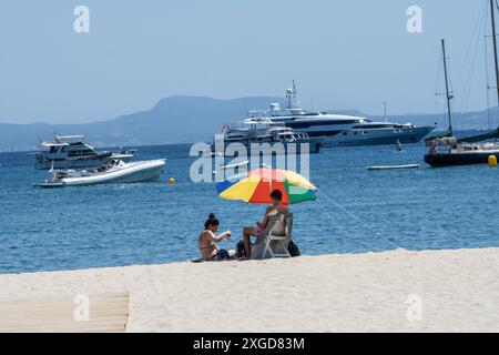 Eindrücke vom Strand im Touristenort Palmanova auf der Insel Mallorca zur Hauptsaison im Sommer 2024Mittelmeerinsel Mallorca während der Hauptsaison im Juli 2024, Palma Mallorca Spanien Playa de Palma *** impressioni della spiaggia nella località turistica di Palmanova sull'isola di Maiorca durante l'alta stagione dell'estate 2024 isola mediterranea di Maiorca durante l'alta stagione nel luglio 2024, Palma Mallorca Spagna Playa de Palma Foto Stock