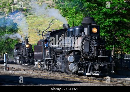 Durango, CO, USA - 15 giugno 2024; coppia di motori a vapore Alco K28 si preparano a lavorare presso la Durango and Silverton Narrow Gauge Railroad Foto Stock