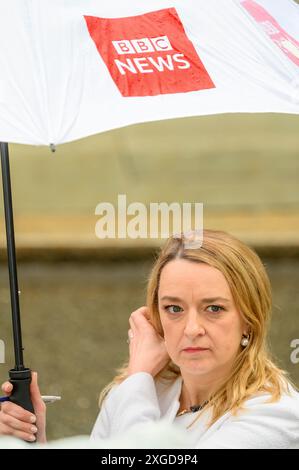 Laura Kuenssberg - presentatrice politica della BBC - a Downing Street il giorno dopo che i laburisti vinsero le elezioni generali, il 5 luglio 2024. Foto Stock