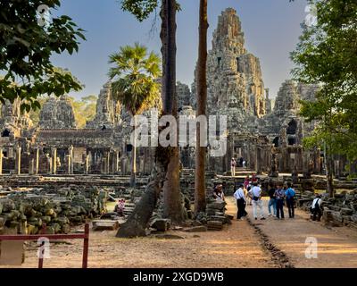 Bayon, il tempio di stato della fine del XII secolo del re Jayavarman VII, patrimonio dell'umanità dell'UNESCO, si trova nel mezzo di Angkor Thom, Cambogia, Indochi Foto Stock