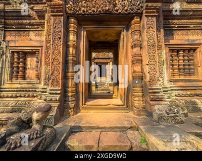 Il Tempio di Banteay Srei, un complesso di templi in miniatura costruito interamente in arenaria rossa nell'area di Angkor, sito Patrimonio dell'Umanità dell'UNESCO, Cambogia, Indocina Foto Stock