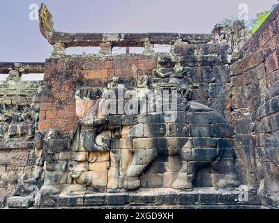 La Terrazza degli Elefanti, parte della città fortificata di Angkor Thom, un complesso di templi in rovina ad Angkor, sito Patrimonio dell'Umanità dell'UNESCO, Cambogia, Indochi Foto Stock