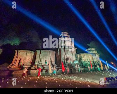 Ballerini di Apsara che si esibiscono nel tempio di Prasat Kravan, dedicato a Vishnu nel 921, durante la cena, Angkor, Cambogia, Indocina, sud-est asiatico, Asia Foto Stock