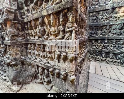 La Terrazza degli Elefanti, parte della città fortificata di Angkor Thom, un complesso di templi in rovina ad Angkor, sito Patrimonio dell'Umanità dell'UNESCO, Cambogia, Indochi Foto Stock