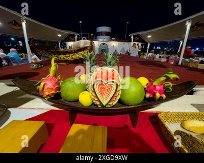 Palco per i ballerini apsara che si esibiscono sul M/V Jahan durante la cena, Angkor, Cambogia, Indocina, Sud-est asiatico, Asia Foto Stock