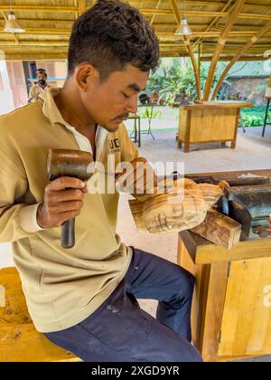 Artigiano che lavora a vari progetti presso il Satcha Handicraft Center di Siem Reap, Cambogia, Indocina, Sud-est asiatico, Asia Foto Stock