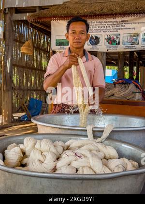 Un uomo che pulisce la lana per tingere nel piccolo villaggio di Angkor Ban, provincia di Battambang, Cambogia, Indocina, Asia sudorientale, Asia Foto Stock