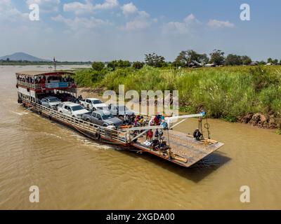 Un traghetto per auto e passeggeri sul fiume Tonle SAP, Cambogia, Indocina, Sud-est asiatico, Asia Foto Stock