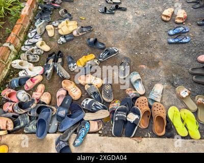 Scarpe appartenenti ai bambini delle scuole della Green School di Kampong Tralach, Cambogia, Indocina, Sud-est asiatico, Asia Foto Stock