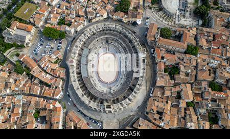 Aerea della città con l'anfiteatro romano, sito patrimonio dell'umanità dell'UNESCO, Arles, Bouches du Rhone, Provence-Alpes-Cote d'Azur, Francia, Europa Foto Stock