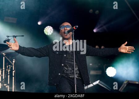 East Sussex, Regno Unito. 7 luglio 2024. Kool and the Gang si sono esibiti dal vivo sul palco durante l'evento. Festa Suprema dell'amore a Glynde Place Est Sussex. Il palco principale del Love Supreme Jazz Festival esibisce dal vivo Chaka Khan, Kool & the Gang, Joss Stone, Galliano e i Funk Soul Brothers che includono Junior Giscombe, David Grant MBE ed Errol Kennedy. (Foto di Bonnie Britain/SOPA Images/Sipa USA) credito: SIPA USA/Alamy Live News Foto Stock