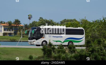 VARADERO, CUBA - 30 AGOSTO 2023: Autobus Yutong ZK6107HA della compagnia di trasporto pubblico di lusso Transgaviota a Varadero, Cuba, con effetto motion blur Foto Stock