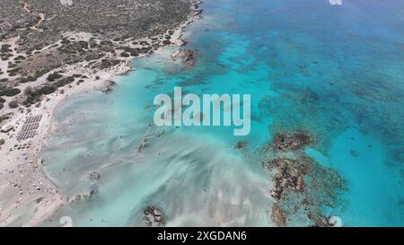 Vista aerea delle acque poco profonde che circondano la spiaggia di Elafonisi, Creta, le isole greche, la Grecia e l'Europa Foto Stock
