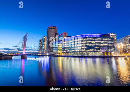 Media City UK al crepuscolo, passerella pedonale, BBC Studios, Salford Quays, Greater Manchester, Inghilterra, Regno Unito, Europa Foto Stock